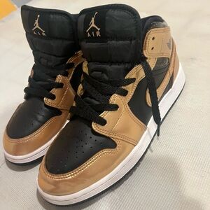 Air Jordan 1 retro high OG good , size 6.5 boys